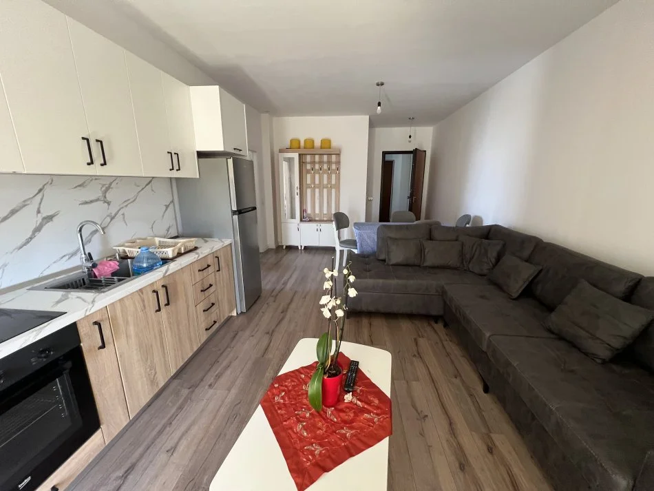 Tirane, jepet me qera apartament 1+1+Ballkon Kati 5, 80 m² 450 €
