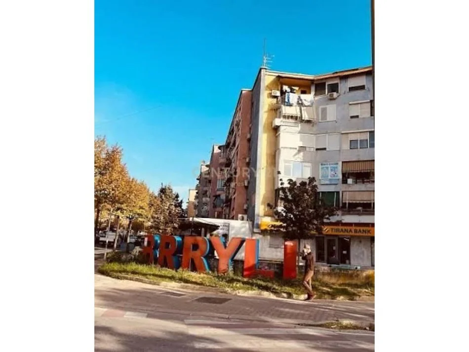 Tirane, jepet me qera apartament 2+1 Kati 2, 76 m² 600 € (Brryl)