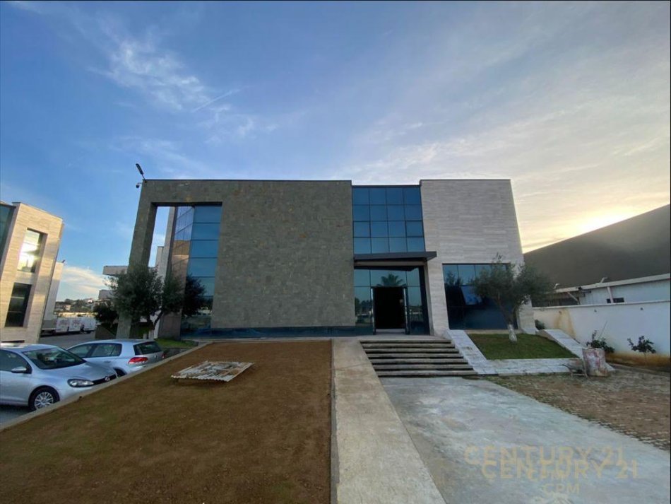 Tirane, jepet me qera magazine Kati 0, 580 m² 5.000 € 