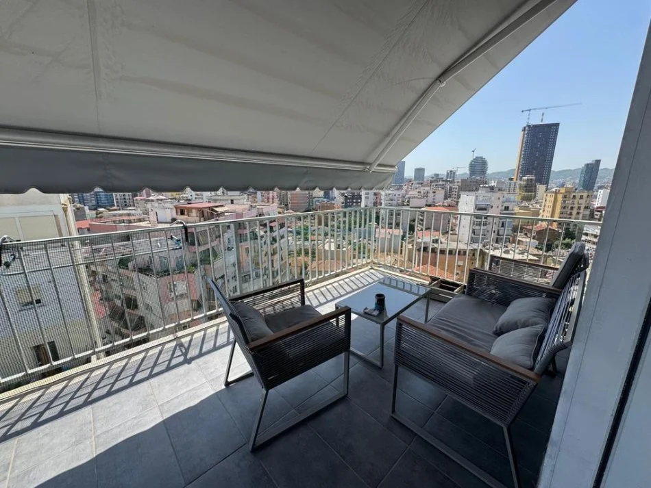 Tirane, shitet apartament 1+1+Ballkon Kati 10, 72 m² (Rruga e barrikadave 1+1+post parkimi)