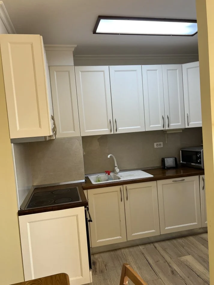 Tirane, jepet me qera apartament 2+1+Ballkon Kati 7, 95 m² 500 € (ASTIR KOMPLEKSI MOLLA)