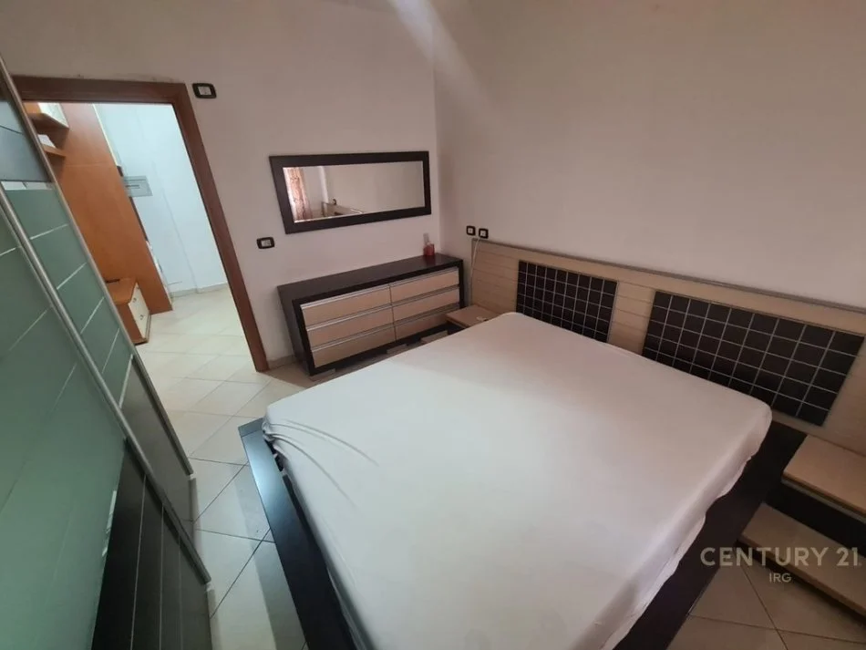 Tirane, jepet me qera apartament 2+1+Aneks+Ballkon Kati 4, 80 m² 700 € 