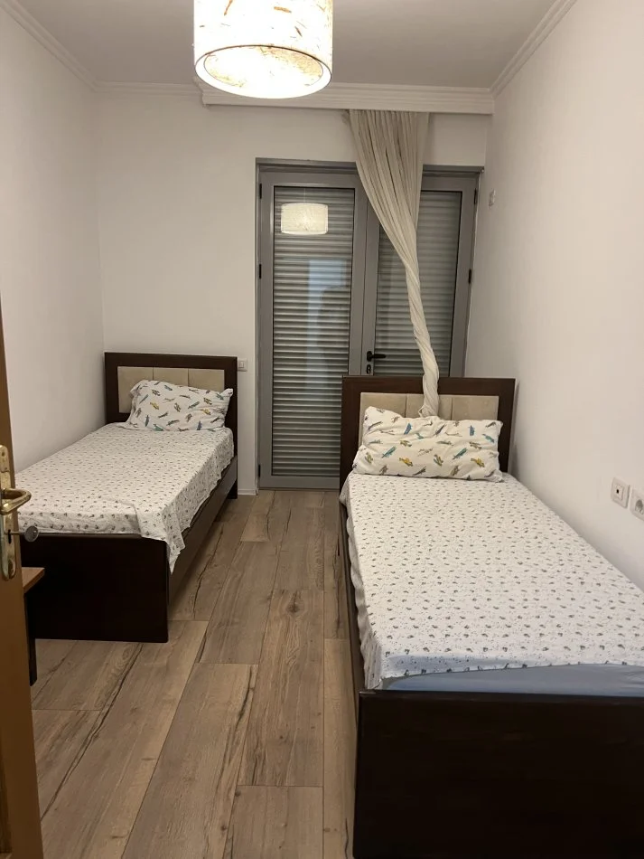Tirane, jepet me qera apartament 2+1+Ballkon Kati 7, 95 m² 500 € (ASTIR KOMPLEKSI MOLLA)