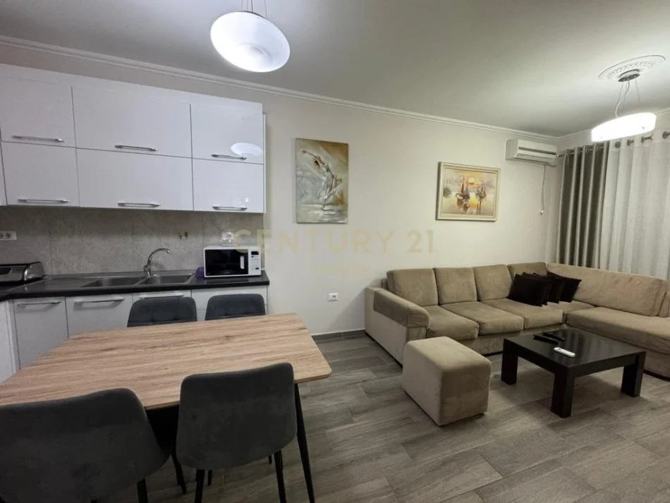 Tirane, jepet me qera apartament 1+1 Kati 8, 65 m² 450 € 