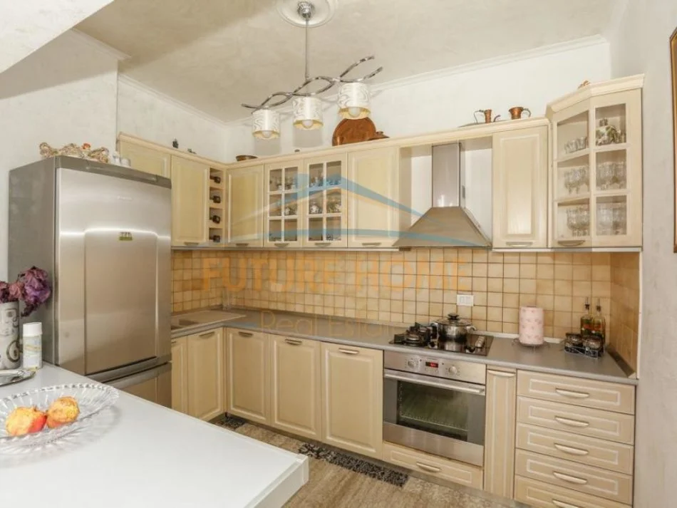 Tirane, shitet apartament 3+1+Ballkon Kati 16, 150 m² 450.000 € (Qender)