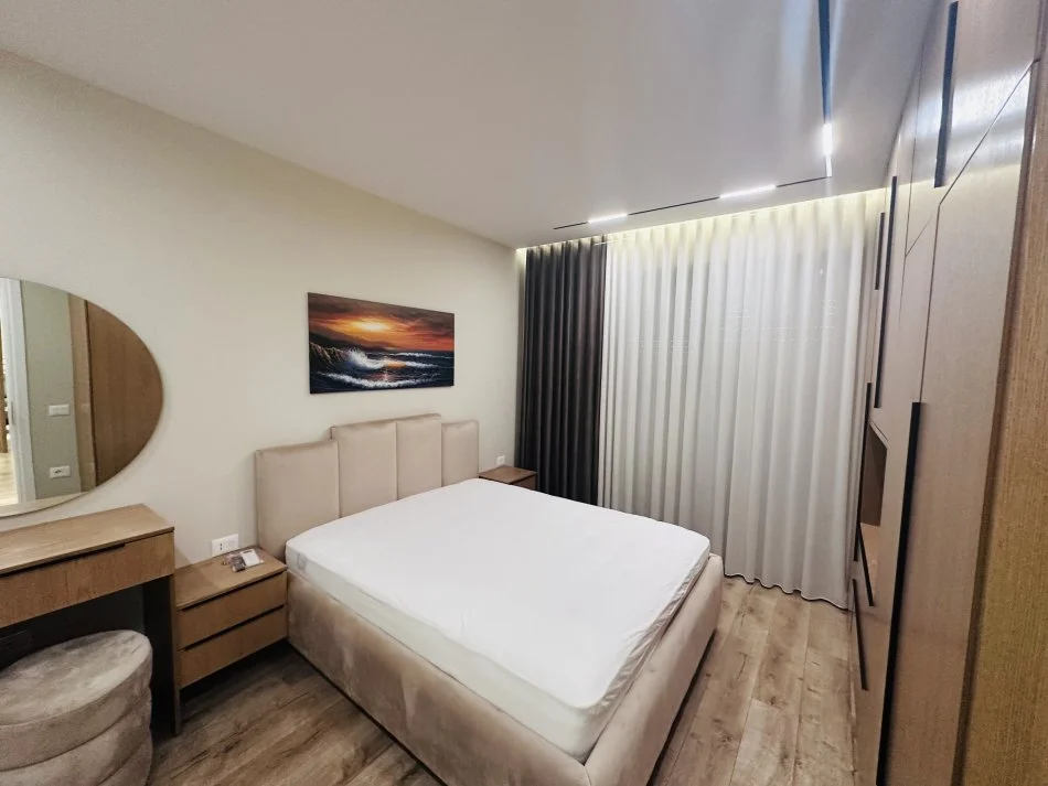 Tirane, jepet me qera apartament 2+1+Ballkon Kati 2, 120 m² 1.600 € (Liqeni Thate)