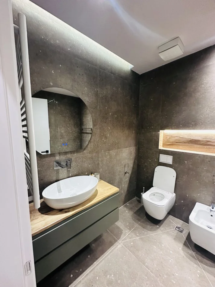 Tirane, jepet me qera apartament 2+1+Ballkon Kati 2, 120 m² 1.600 € (Liqeni Thate)