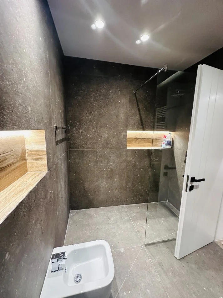 Tirane, jepet me qera apartament 2+1+Ballkon Kati 2, 120 m² 1.600 € (Liqeni Thate)