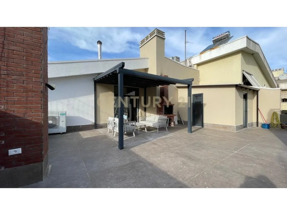 Tirane, jepet me qera apartament+verande | Penthouse 3+1+Aneks+Ballkon Kati 5, 200 m² 2.200 € 