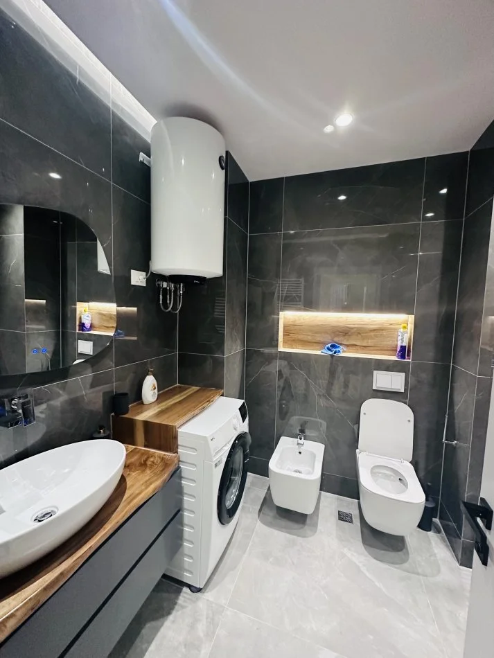 Tirane, jepet me qera apartament 2+1+Ballkon Kati 2, 120 m² 1.600 € (Liqeni Thate)