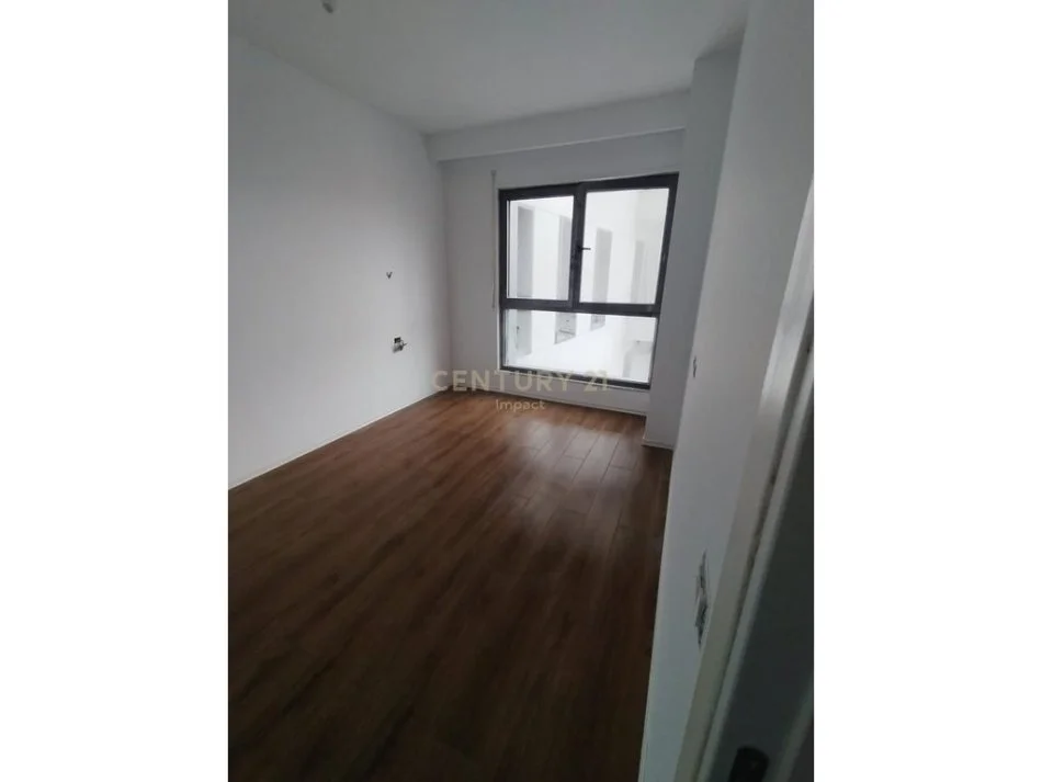 Tirane, jepet me qera zyre Kati 5, 70 m² 500 € 