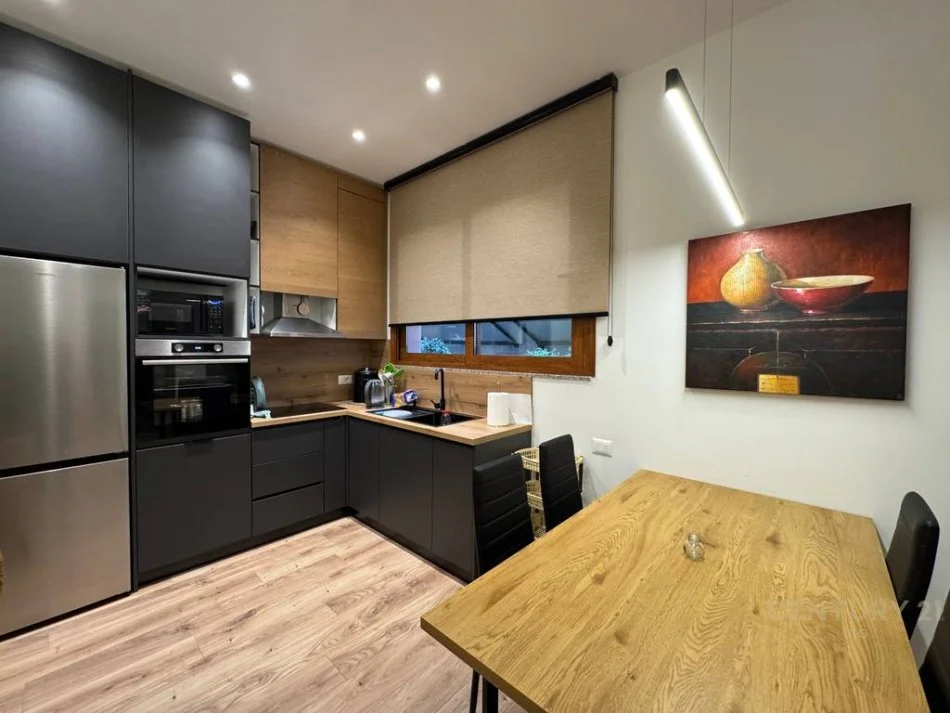 Tirane, jepet me qera apartament 2+1+Ballkon Kati 1, 90 m² 700 € 