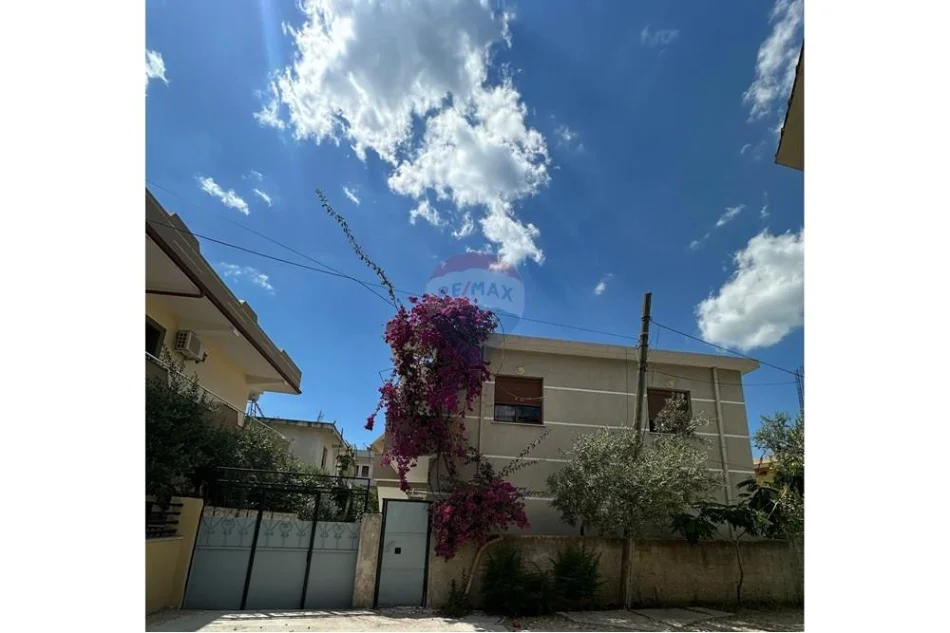 Vlore, shitet shtepi 2+1+Aneks+Ballkon Kati 1, 3 m² 