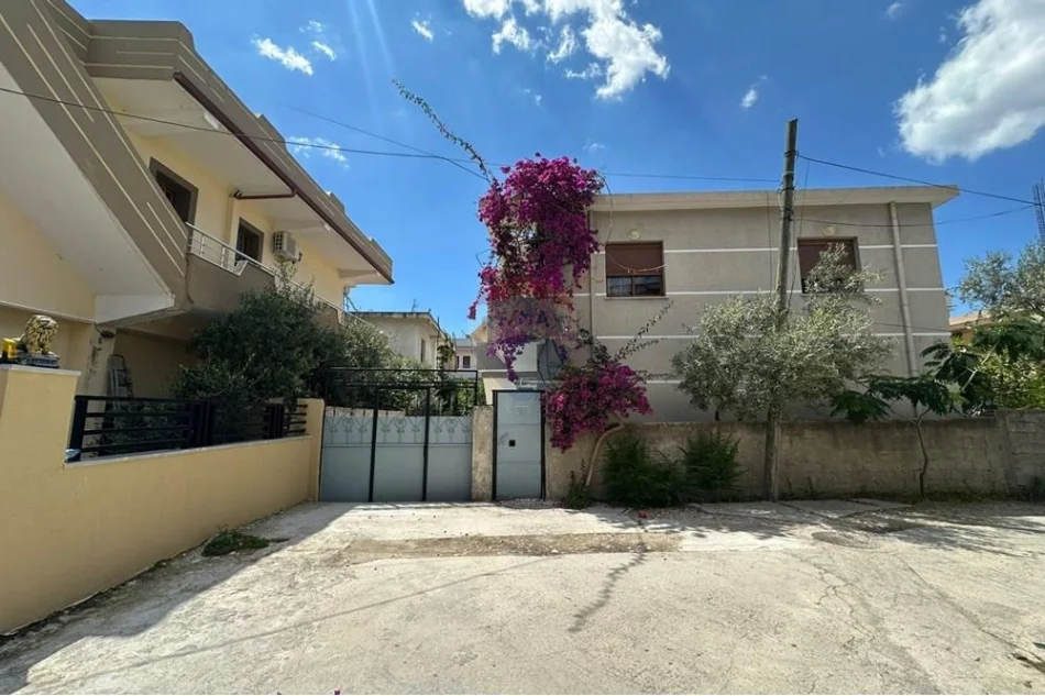 Vlore, shitet shtepi 2+1+Aneks+Ballkon Kati 1, 3 m² 