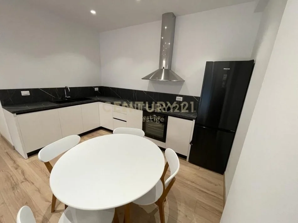 Tirane, jepet me qera apartament 2+1 Kati 4, 110 m² 1.500 € 