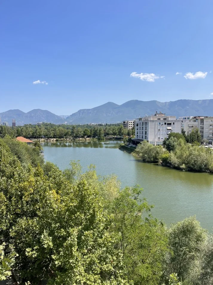 Tirane, shes apartament 3+1+Aneks+Ballkon Kati 3, 183 m² 320.000 € (Liqeni Thate)