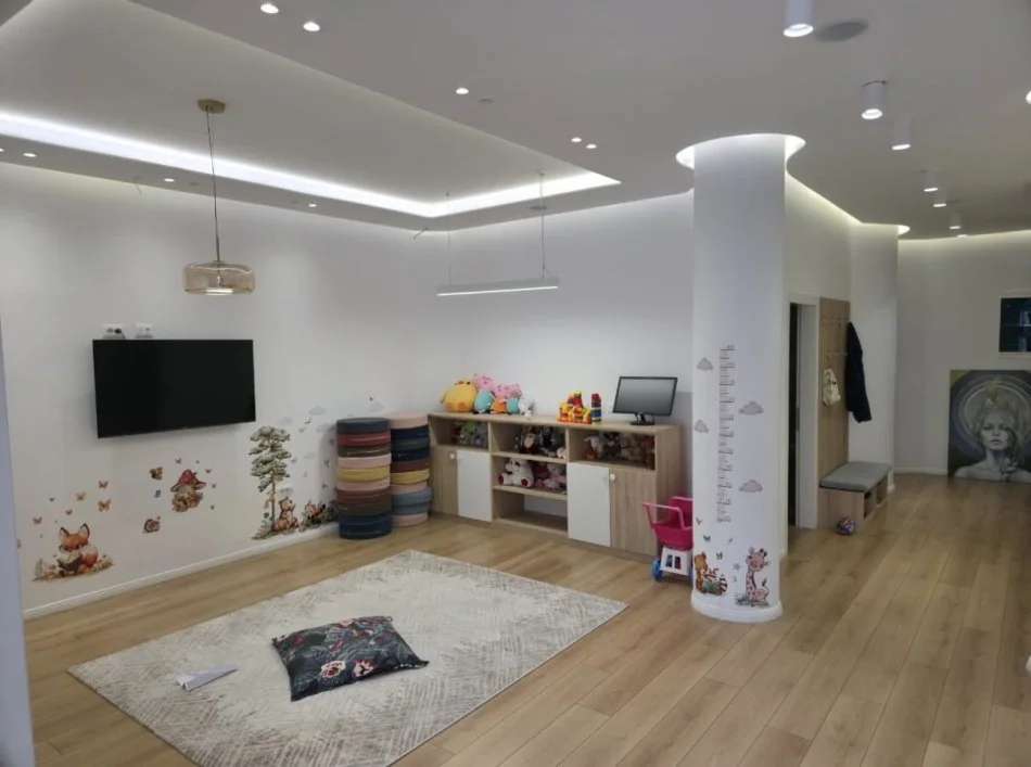 Tirane, jepet me qera ambjent biznesi , 200 m² 2.500 € 