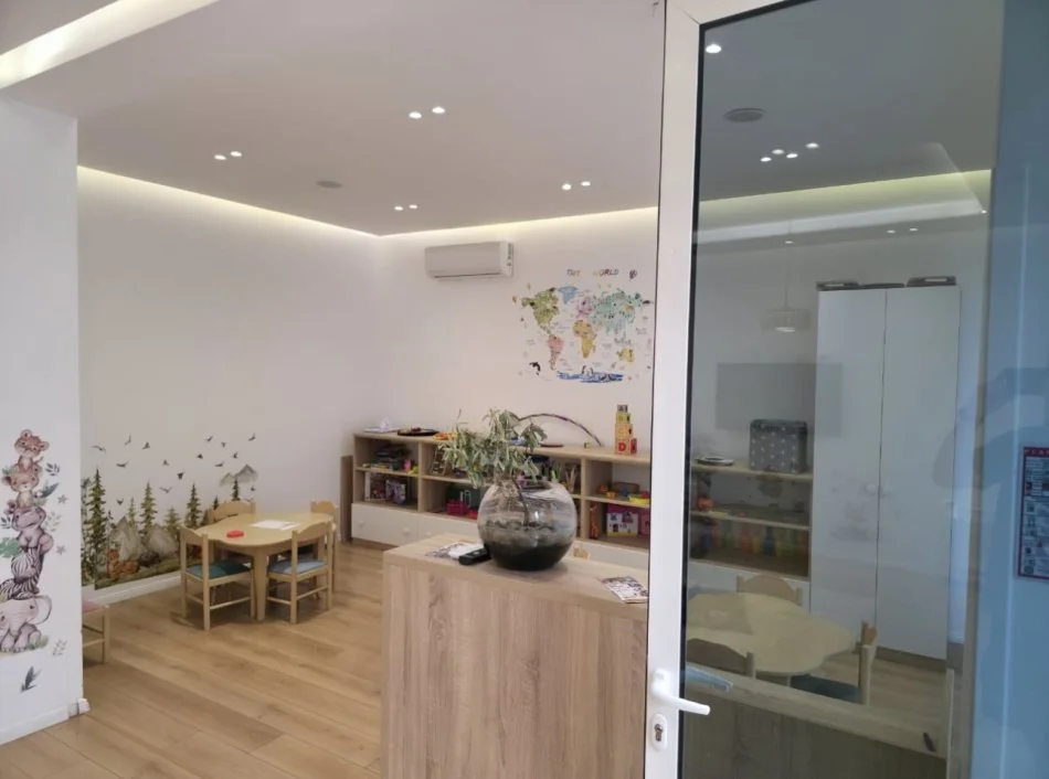 Tirane, jepet me qera ambjent biznesi , 200 m² 2.500 € 