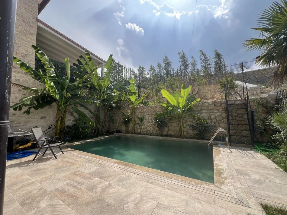 Tirane, jepet me qera Vile 4+1+Aneks+Ballkon Kati 1, 350 m² 2.700 € (Pranë Teg)