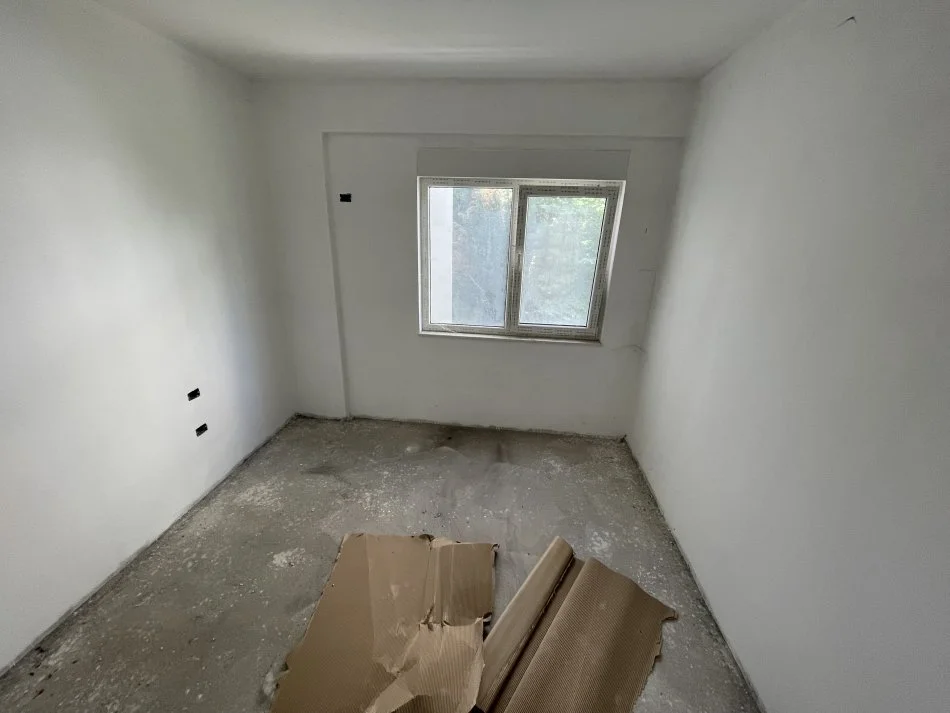 Tirane, shes apartament 3+1+Aneks+Ballkon Kati 3, 183 m² 320.000 € (Liqeni Thate)