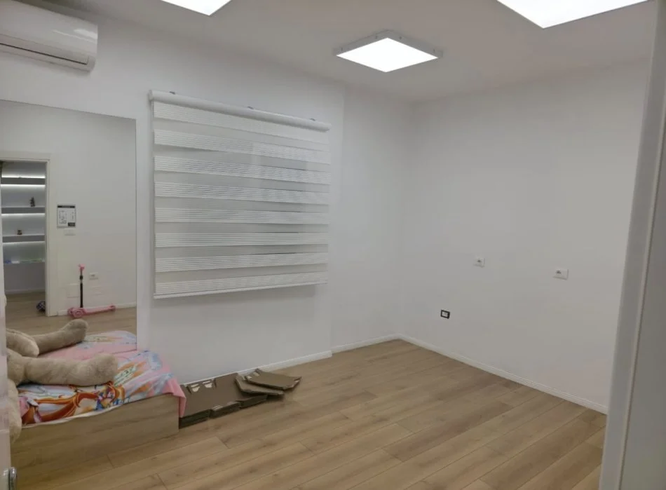 Tirane, jepet me qera ambjent biznesi , 200 m² 2.500 € 