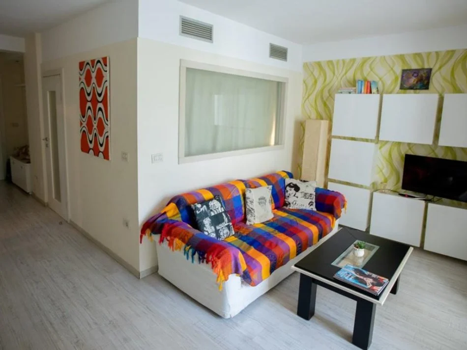 Tirane, jepet me qera apartament 1+1+Aneks+Ballkon Kati 3, 55 m² 900 € 