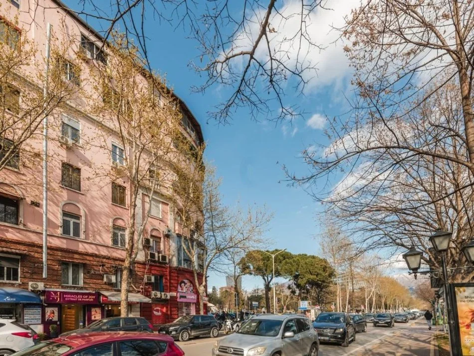 Tirane, jepet me qera apartament 2+1+Aneks+Ballkon Kati 3, 50 m² 1.300 € (Joni Peci Store)