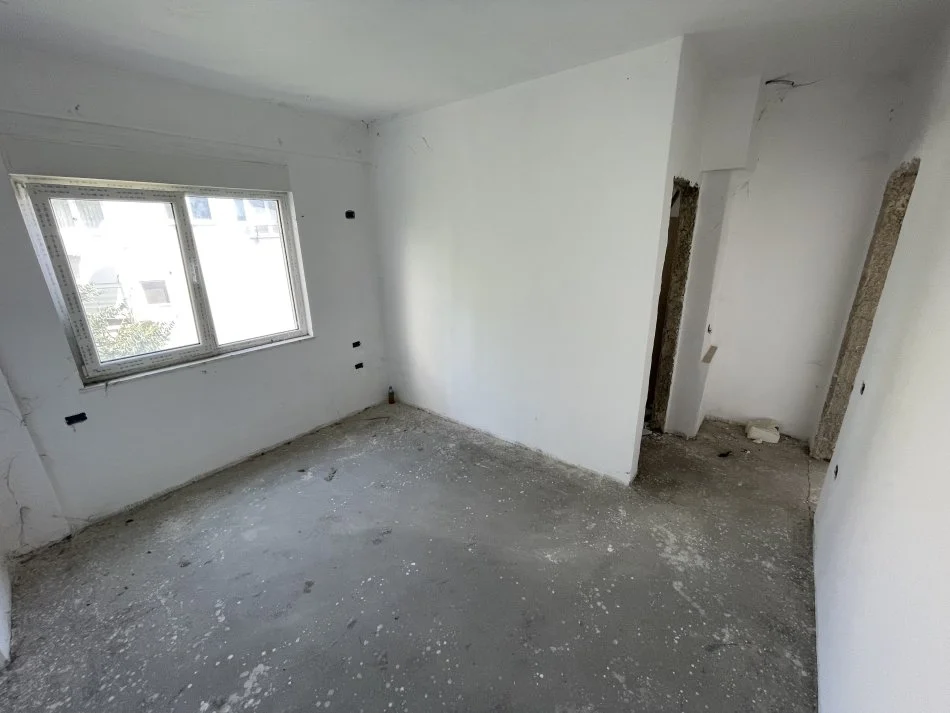 Tirane, shes apartament 3+1+Aneks+Ballkon Kati 3, 183 m² 320.000 € (Liqeni Thate)