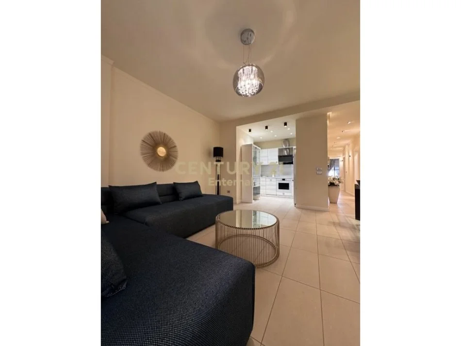 Tirane, jepet me qera apartament 3+1 Kati 6, 136 m² 1.500 € 