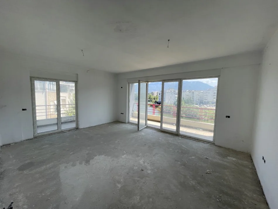 Tirane, shes apartament 3+1+Aneks+Ballkon Kati 3, 183 m² 320.000 € (Liqeni Thate)