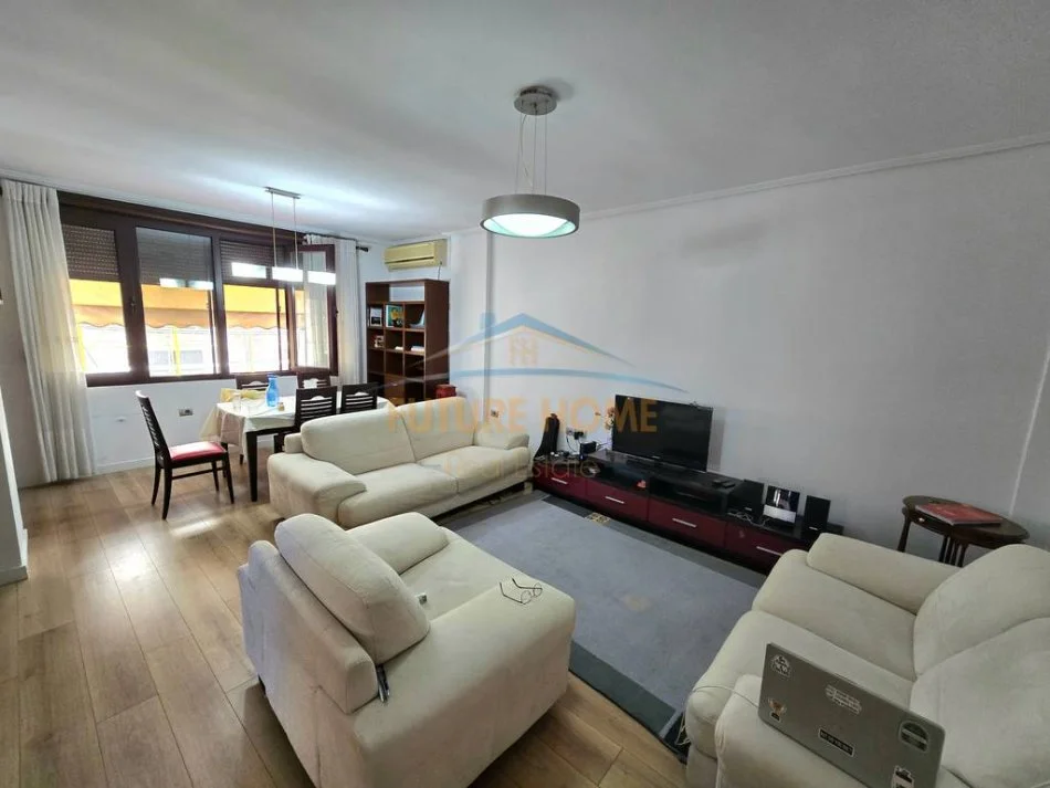 Tirane, jepet me qera apartament 2+1+Ballkon Kati 3, 95 m² 650 € 