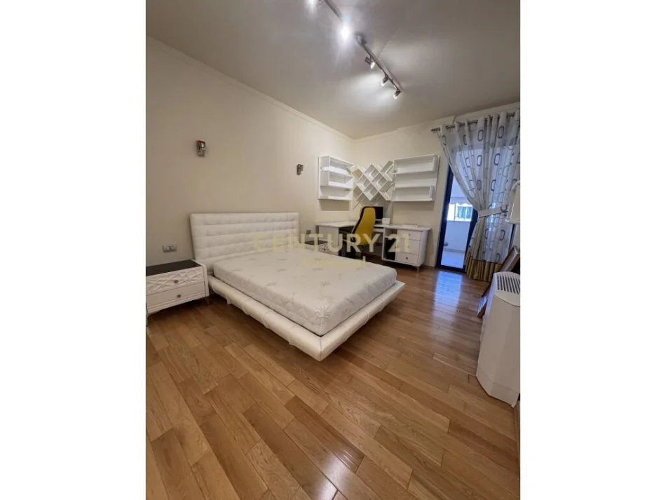 Tirane, jepet me qera apartament 3+1 Kati 6, 136 m² 1.500 € 