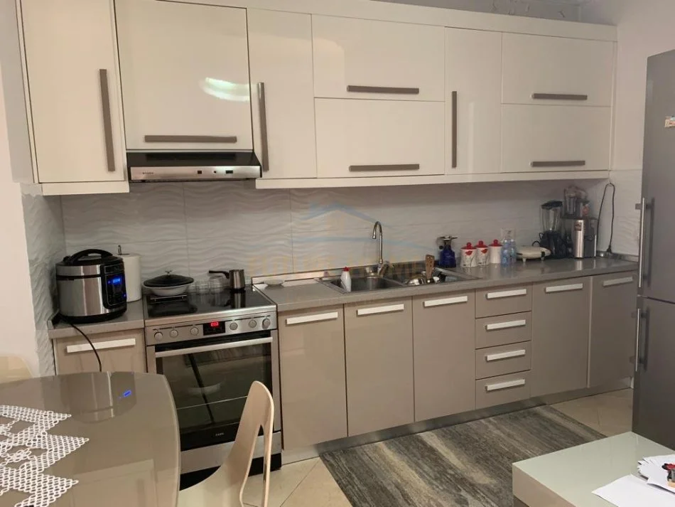 Tirane, jepet me qera apartament 1+1+Ballkon Kati 8, 71 m² 500 € 