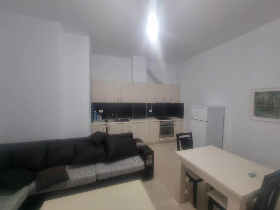 Tirane, jepet me qera apartament 1+1+Ballkon Kati 2, 60 m² 400 € (Hamdi Sina Liqeni I that te kapiten Mir zoti)