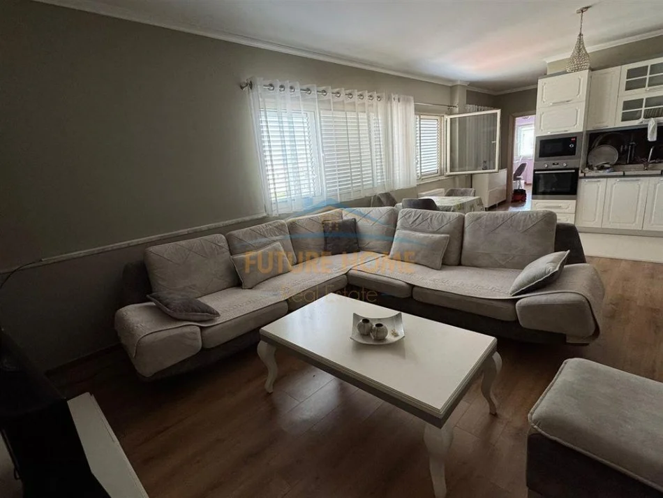 Tirane, jepet me qera apartament 2+1+Ballkon Kati 8, 116 m² 650 € 