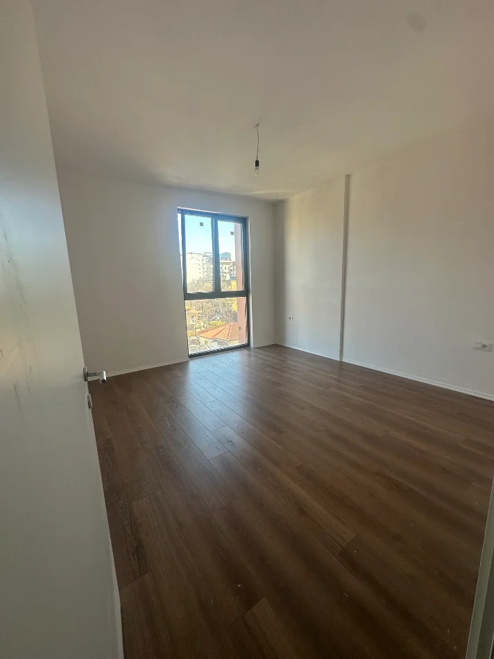 Tirane, jepet me qera ambjent biznesi Kati 4, 80 m² 900 € 