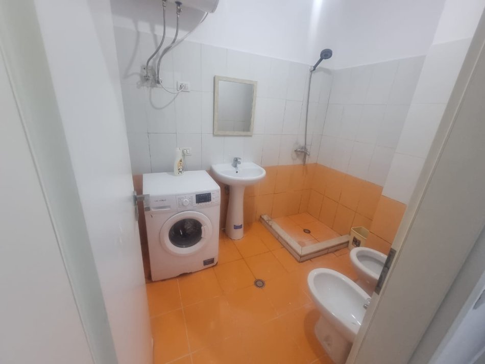 Tirane, jepet me qera apartament 1+1+Ballkon Kati 2, 60 m² 400 € (Hamdi Sina Liqeni I that te kapiten Mir zoti)