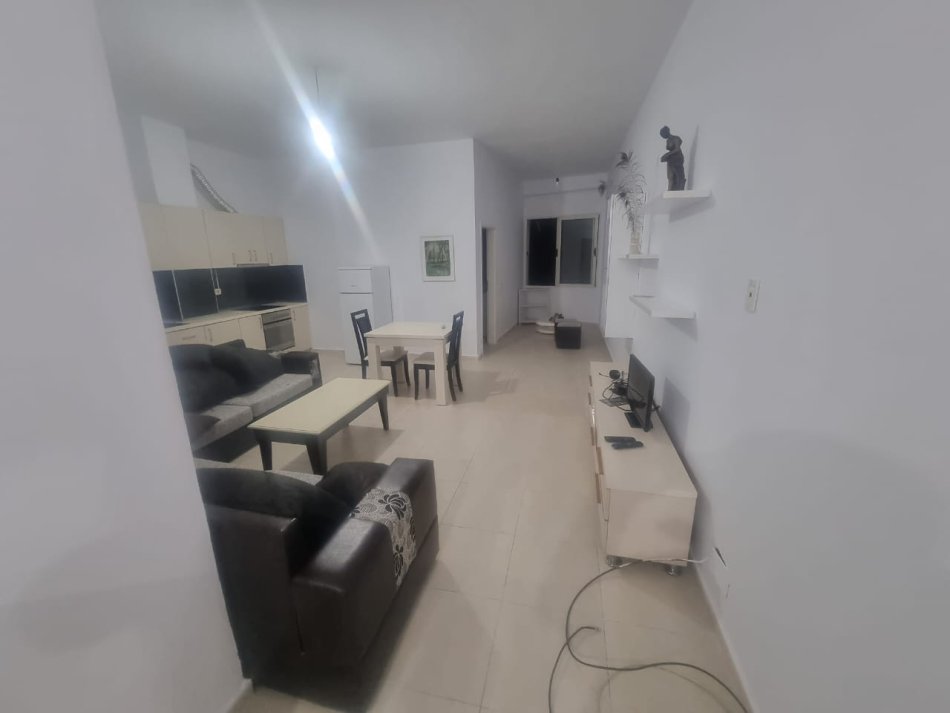 Tirane, jepet me qera apartament 1+1+Ballkon Kati 2, 60 m² 400 € (Hamdi Sina Liqeni I that te kapiten Mir zoti)