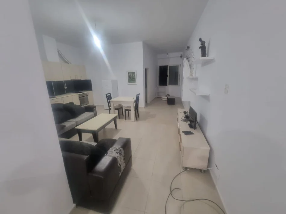 Tirane, jepet me qera apartament 1+1+Ballkon Kati 2, 60 m² 400 € (Hamdi Sina Liqeni I that te kapiten Mir zoti)