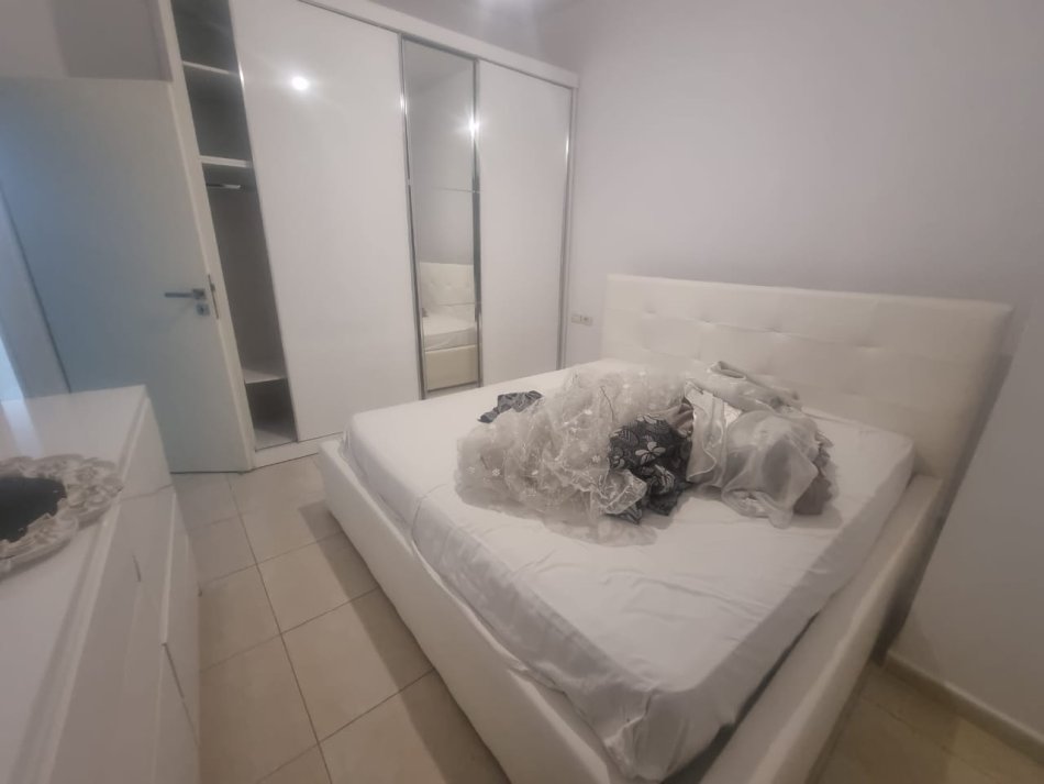 Tirane, jepet me qera apartament 1+1+Ballkon Kati 2, 60 m² 400 € (Hamdi Sina Liqeni I that te kapiten Mir zoti)