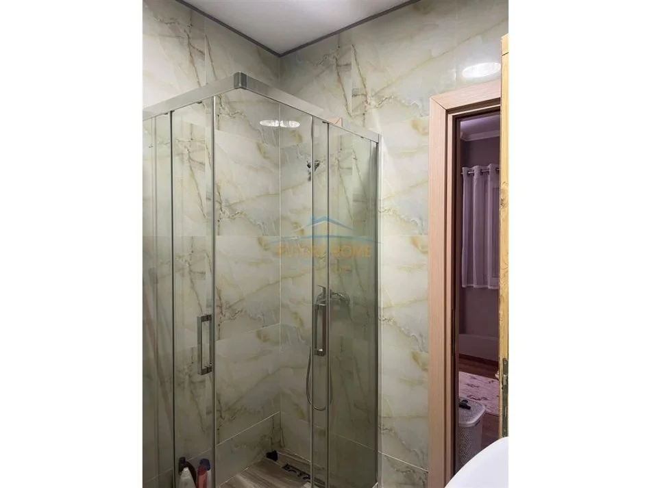 Tirane, jepet me qera apartament 2+1+Ballkon Kati 8, 116 m² 650 € 