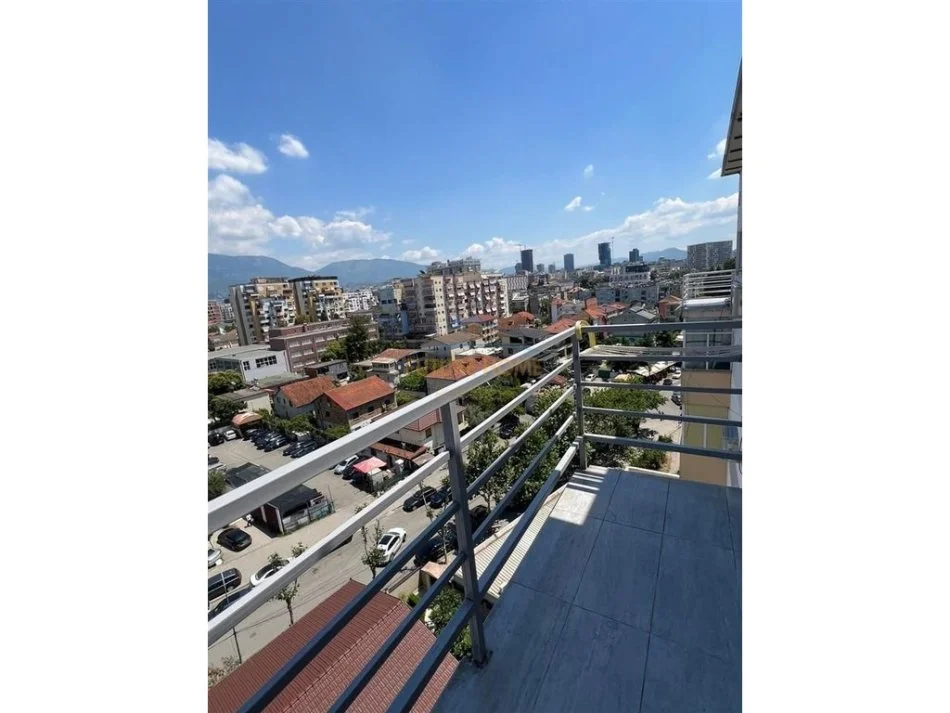 Tirane, jepet me qera apartament 2+1+Ballkon Kati 8, 116 m² 650 € 