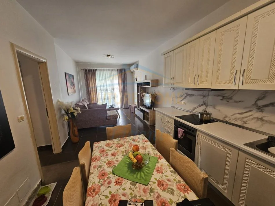 Tirane, jepet me qera apartament 2+1+Ballkon Kati 2, 100 m² 650 € 