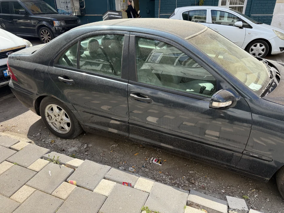 Tirane, shes Benz Nafte, blu e errët  manuale 3.000 €