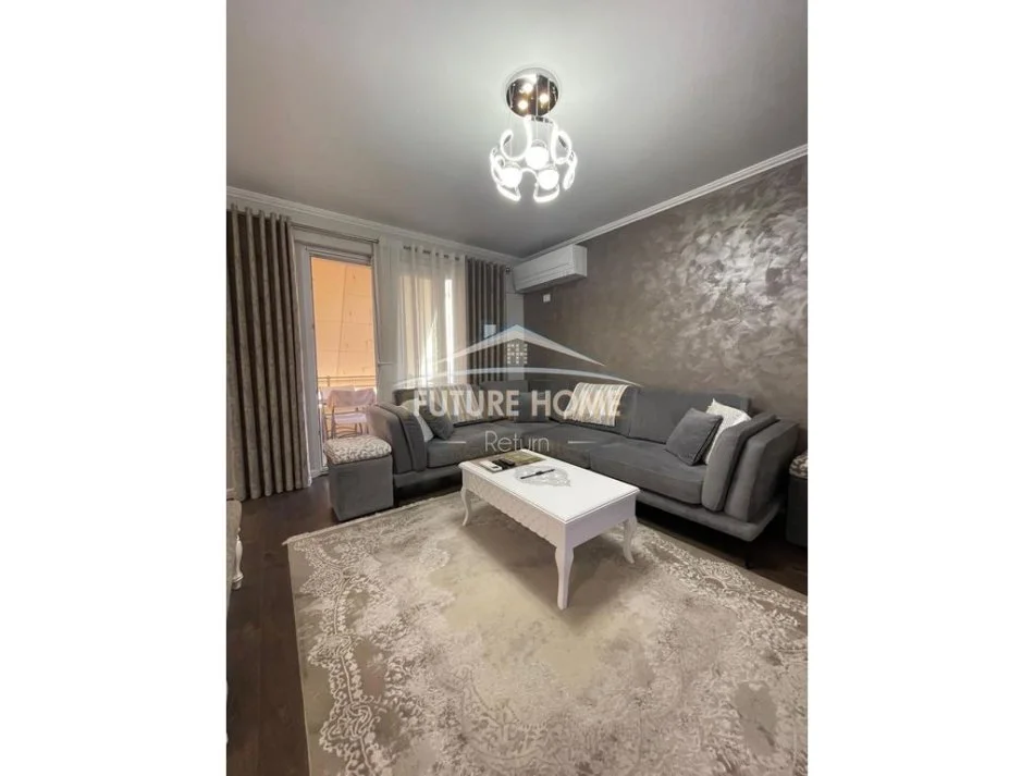 Tirane, jepet me qera apartament 2+1+Ballkon Kati 4, 111 m² 800 € 