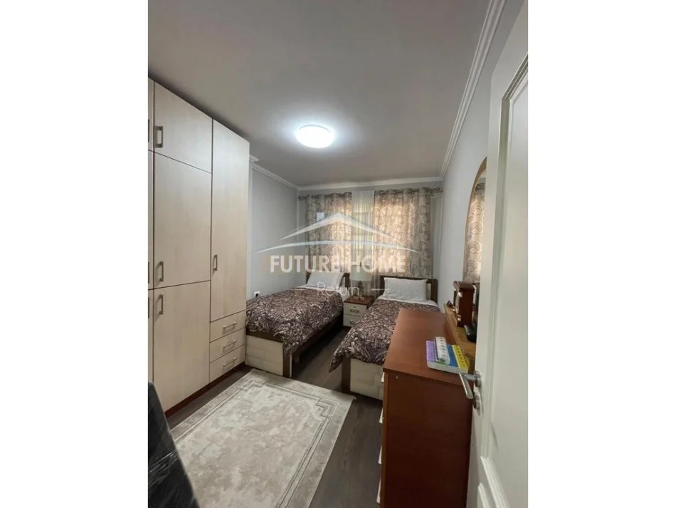 Tirane, jepet me qera apartament 2+1+Ballkon Kati 4, 111 m² 800 € 