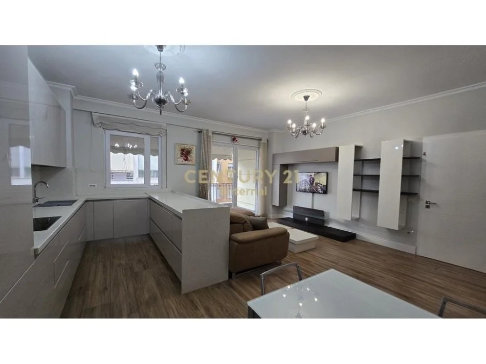 Tirane, jepet me qera apartament 2+1+Aneks+Ballkon Kati 5, 114 m² 1.000 € (Kompleksi Dinamo)