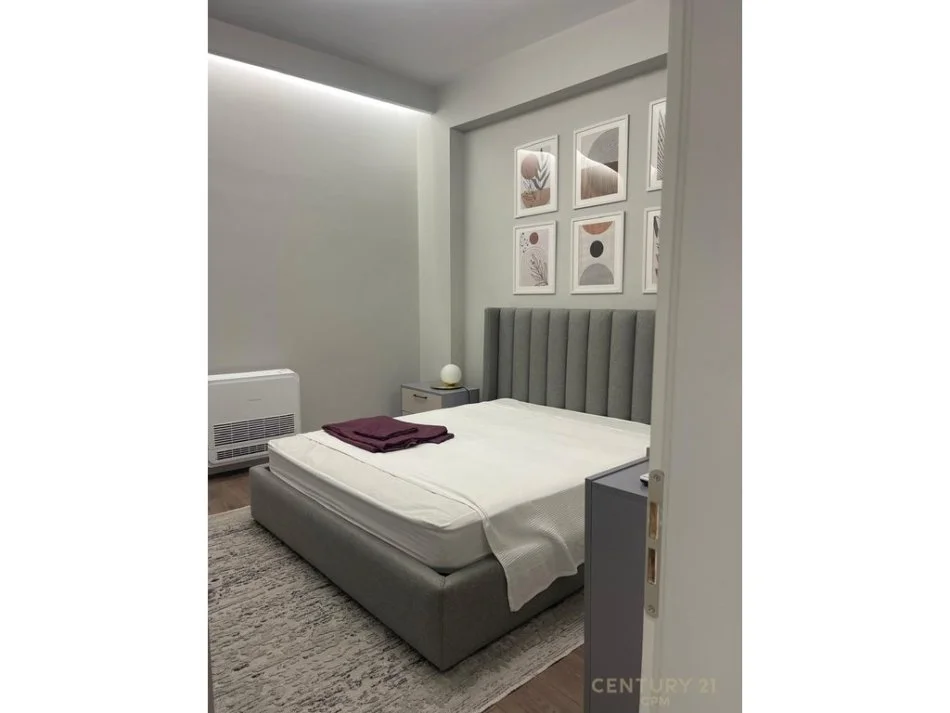 Tirane, jepet me qera apartament duplex 3+1 Kati 1, 140 m² 1.300 € 