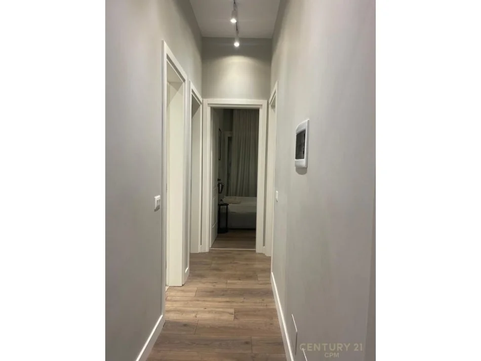 Tirane, jepet me qera apartament duplex 3+1 Kati 1, 140 m² 1.300 € 