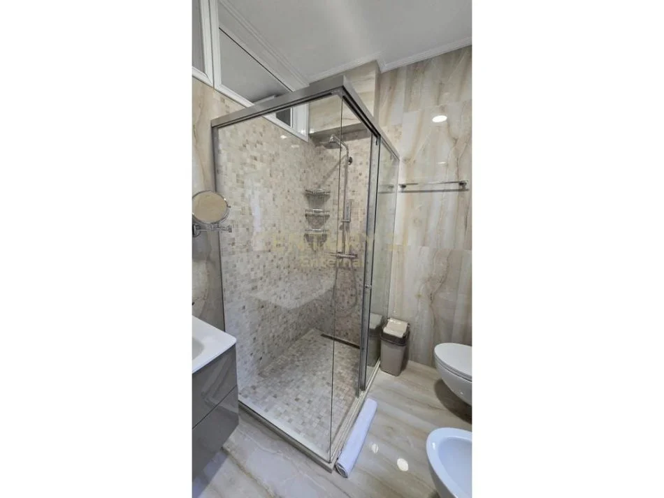 Tirane, jepet me qera apartament 2+1+Aneks+Ballkon Kati 5, 114 m² 1.000 € (Kompleksi Dinamo)